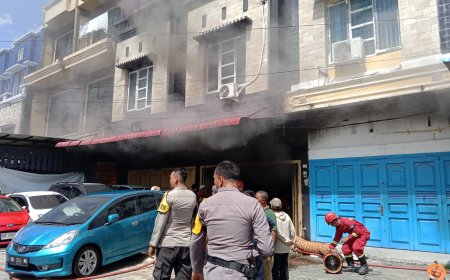 DPKP Pekanbaru Padamkan Ruko Terbakar di Jalan Arifin Achmad