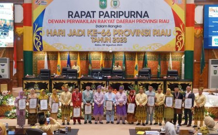 Hari Jadi Riau ke 66, Pemprov Riau Berikan 12 Tokoh Pejuang Daerah Penghargaan