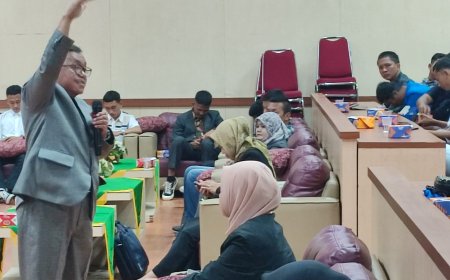 Wahyudi El Panggabean Trainer Berlisensi BNSP Berikan Materi Public Speaking di UIR
