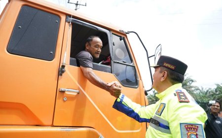 Pelalawan Dilanda Banjir, Kapolda Riau Turun Langsung Salurkan Bantuan Sosial