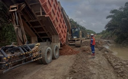 PT.PHR Perbaiki Jalan di Kota Batak Kampar dan Sambungkan Akses Masyarakat
