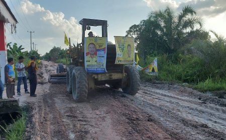 Berikan Bukti Nyata, Tiga Caleg Golkar Perbaiki Jalan Beringin Ujung