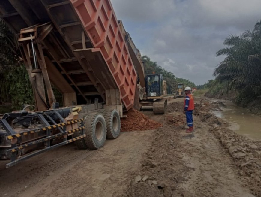 PT.PHR Perbaiki Jalan di Kota Batak Kampar dan Sambungkan Akses Masyarakat