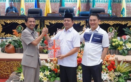 DPRD Riau Serahkan Pandangan Umum Fraksi Terhadap LKPJ Tahun 2023