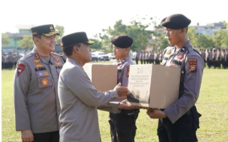 6.178 Personil Polda Diberikan Bingkisan Parcel Lebaran Oleh Kapolda Riau