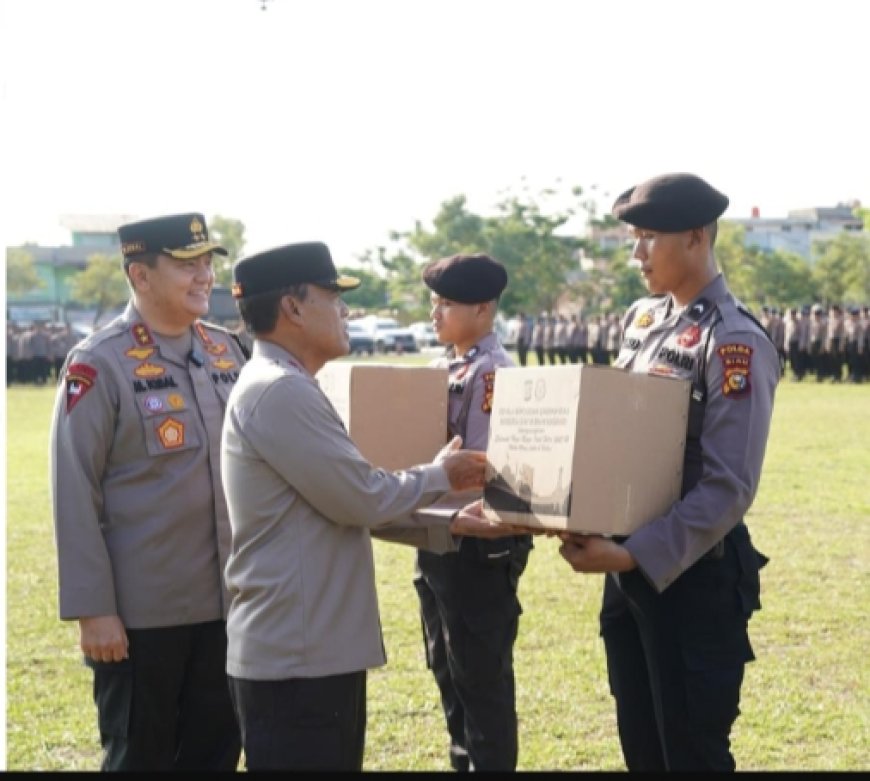 6.178 Personil Polda Diberikan Bingkisan Parcel Lebaran Oleh Kapolda Riau