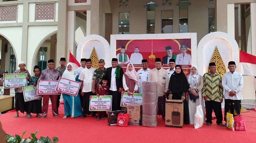 Safari Ramadhan di Ukui, Bupati Pelalawan Lakukan Khatam Qur’an