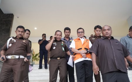 Breaking News, Mantan Plt Sekwan DPRD Riau Ditahan Kejati Riau