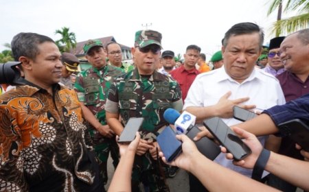 Kunjungi Korban Tanah Longsor di Inhil, Danrem 031/Wirabima Serahkan Bantuan