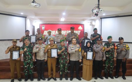 Lurah Pebatuan Terima Piagam Juara 1 Sinergitas Tiga Pilar Dari Kapolres Pekanbaru