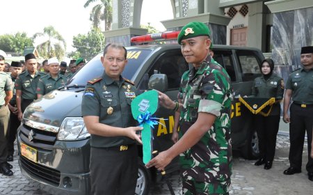 Danrem 031/WB Serahkan Ambulance Untuk Prajurit Harimau Kampar Yonif 132/BS