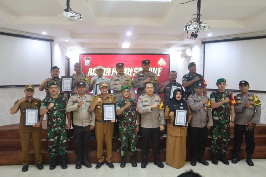 Lurah Pebatuan Terima Piagam Juara 1 Sinergitas Tiga Pilar Dari Kapolres Pekanbaru
