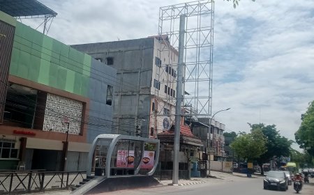 Diprotes Warga, Tiang Reklame di Pekanbaru Dipasang Dibahu Jalan