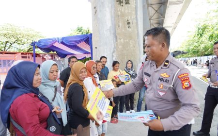 Tim Cooling  System DITLANTAS POLDA Riau Edukasi Pengunjung Mural Agar Tertib Berlalu Lintas Dan Jangan Percaya Hoax