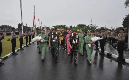 Danrem 031/Wira Bima yang baru dan yang lama di Sambut, dan di Lepas Oleh Kapolda Riau, dengan Tradisi Pedang Pora