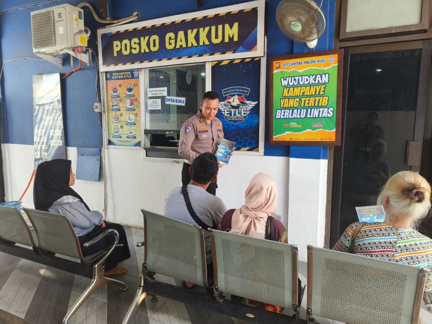 Subdit Gakkum Ikut Sosialisasikan Pilkada Damai Kepada Masyarakat di loket Pelayanan ETLE