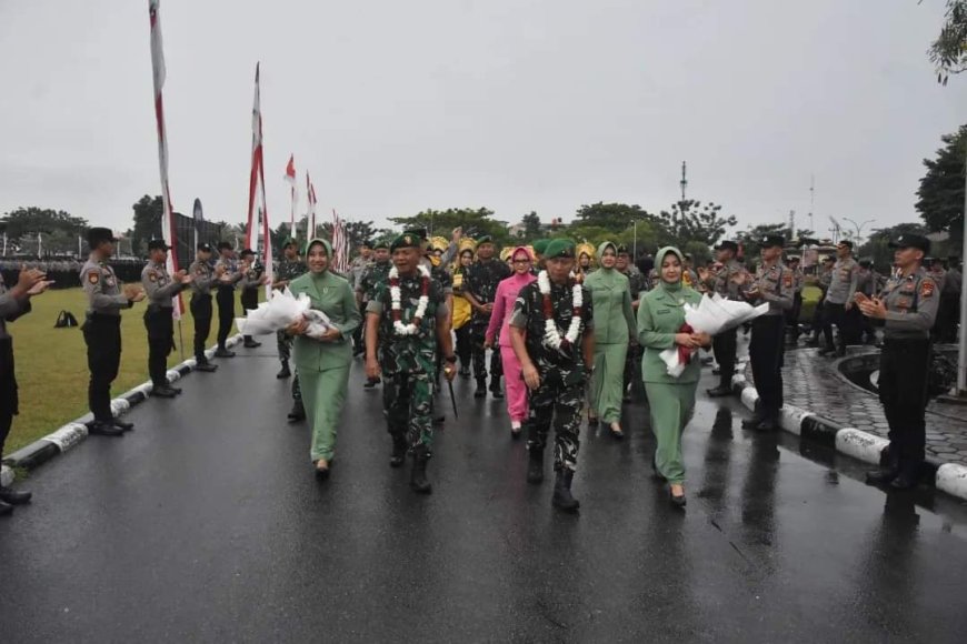 Danrem 031/Wira Bima yang baru dan yang lama di Sambut, dan di Lepas Oleh Kapolda Riau, dengan Tradisi Pedang Pora