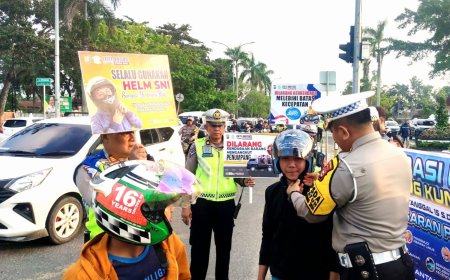Ops Zebra LK 2024 & Pilkada Damai, Ditlantas Polda Riau Bagikan Brosur, Helm SNI Gratis