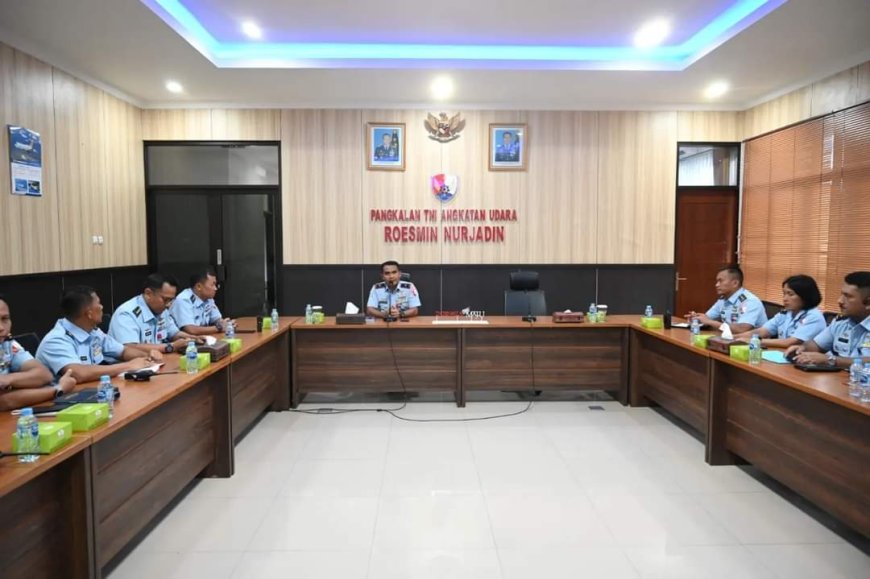 Pimpin Rapat Staf Bulanan Pangkalan Udara Roesmin Nurjadin di Pimpin Langsung Oleh Danlanud