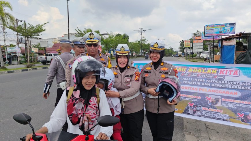 Tim Cooling System DITLANTAS POLDA Riau Edukasi Pengendara di Yos Sudarso Pekanbaru