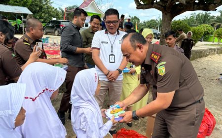 Mendukung Asta Cita dari Presiden RI, Kejaksaan Negeri Rokan Hulu Bagikan Paket Makan Gratis
