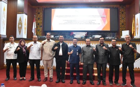 DPRD Kota Pekanbaru Rapat Paripurna Pengesahan APBD 2025