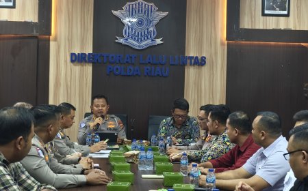 Jelang Hari Libur DIRLANTAS POLDA Riau Pimpin Rapat LLAJ 2025