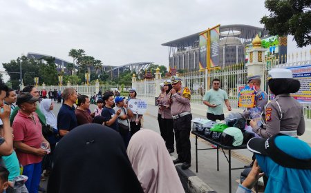 Bagikan Helm Gratis, Polda Riau Kampanyekan Keselamatan Lalulintas di CFD Pekanbaru