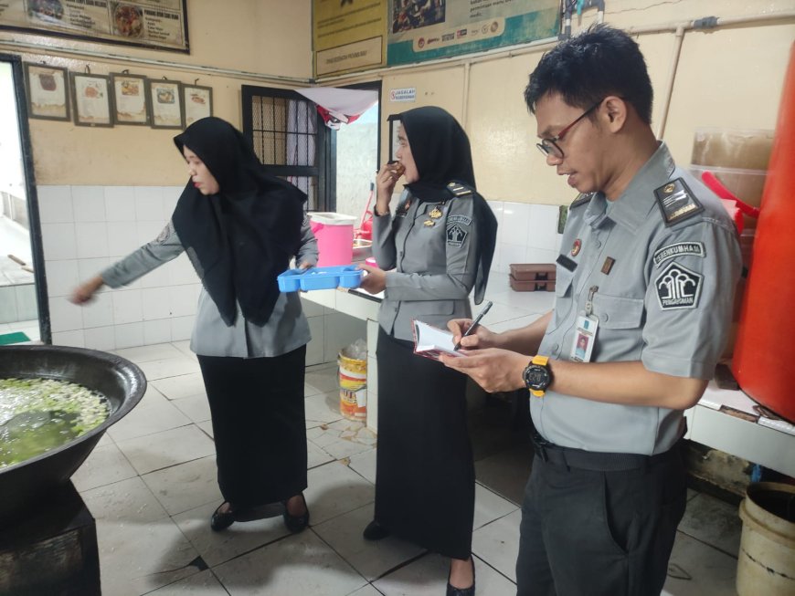 Kalapas IIA Pekanbaru Tinjau Dapur Lapas, Pastikan Makanan Sehat dan Bergizi untuk Warga Binaan