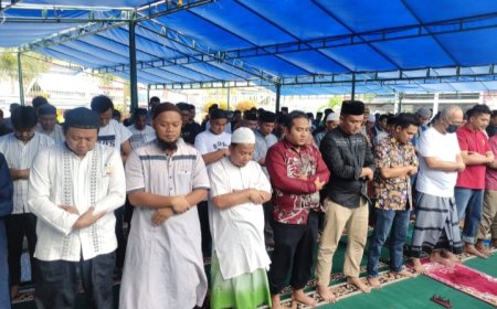 Warga Binaan Lapas Kelas II A Pekanbaru Ikuti Sholat Jumat di Masjid At-Taubah