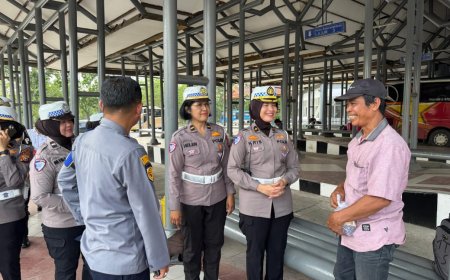 Ditlantas Polda Riau dan Tim Takjil Bagikan 200 Paket Berbuka untuk Pemudik dan Driver Bus
