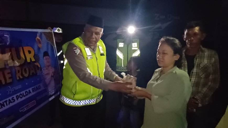 Tim Sahur On The Road DITLANTAS POLDA Riau Sambangi Masyarakat di Pengungsian
