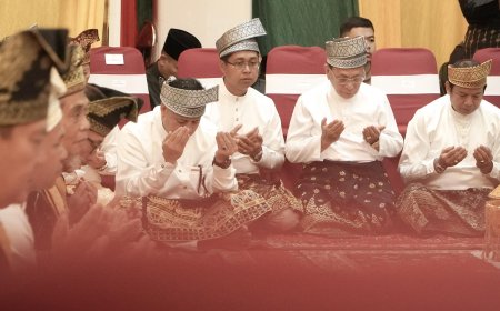 Bupati dan Wakil Bupati Rohil Ikuti Prosesi Tepuk Tepung Tawar Bersama LAMR