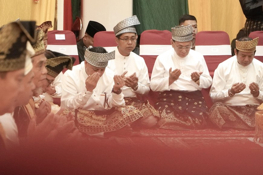 Bupati dan Wakil Bupati Rohil Ikuti Prosesi Tepuk Tepung Tawar Bersama LAMR