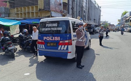 Tim Penling Ditlantas Polda Riau Edukasi Masyarakat di Sejumlah Pasar Pagi