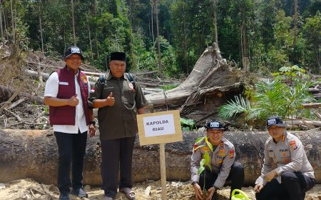 Polda Riau Ikuti Penghijauan Hutan di Desa Balung Kampar