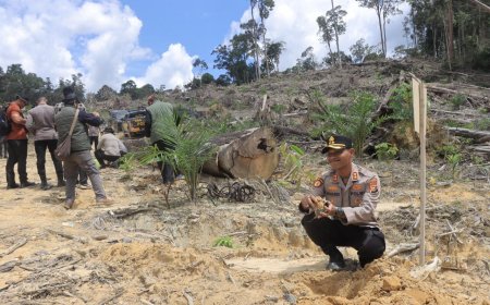 Kapolres Kampar Ikut Tanam Pohon di Balung, Dukung Pemulihan Hutan Lindung