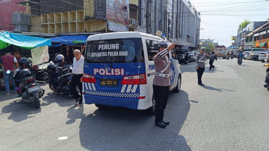 Tim Penling Ditlantas Polda Riau Edukasi Masyarakat di Sejumlah Pasar Pagi