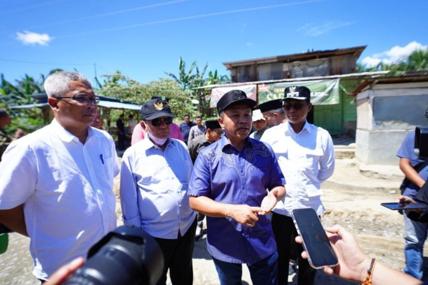 Gubri Abdul Wahid Tinjau Kerusakan Jalan di Manggala Rokan Hilir