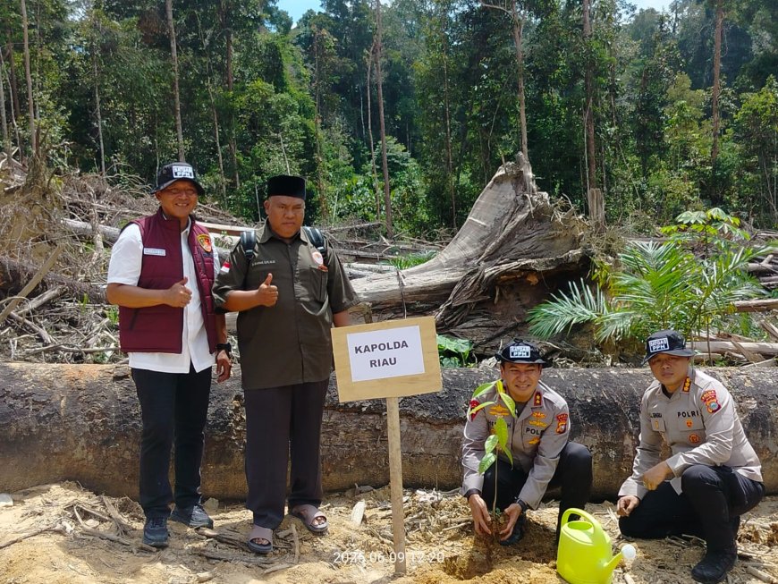 Polda Riau Ikuti Penghijauan Hutan di Desa Balung Kampar