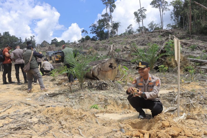 Kapolres Kampar Ikut Tanam Pohon di Balung, Dukung Pemulihan Hutan Lindung