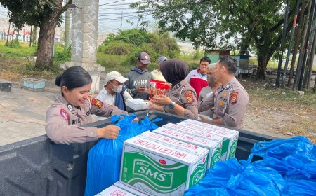Program Jum’at Barokah: Polantas Riau Berbagi Rezeki Nasi Kotak dan Edukasi di Jam Makan Siang