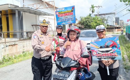 Semarak Kemerdekaan, Ditlantas Polda Riau Bagikan Bendera Merah Putih