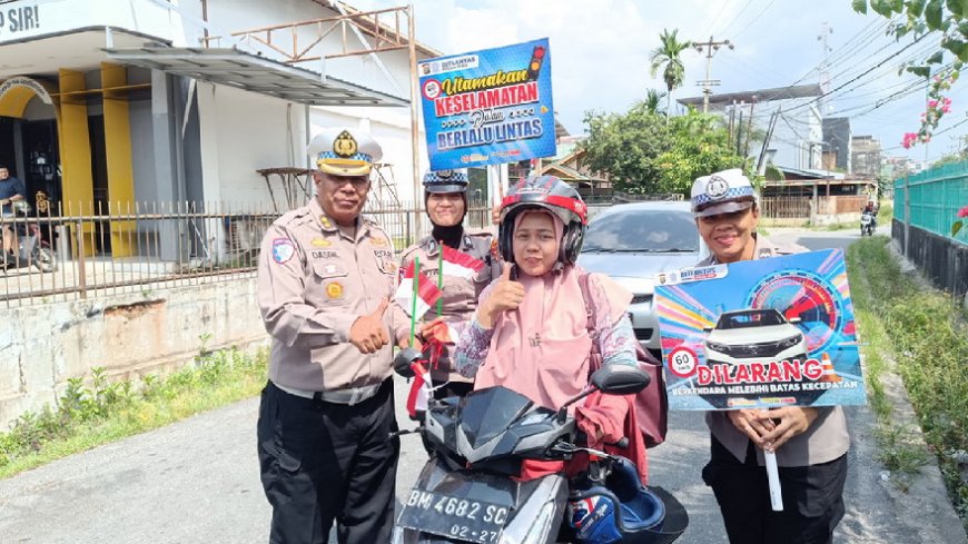 Semarak Kemerdekaan, Ditlantas Polda Riau Bagikan Bendera Merah Putih