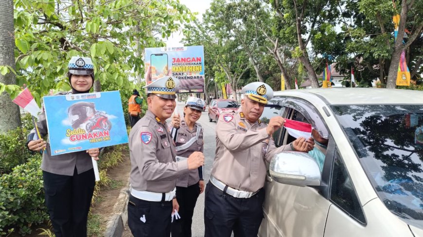 Subdit Kamsel Ditlantas Polda Riau Tebar Semangat Merah Putih kepada Pengendara