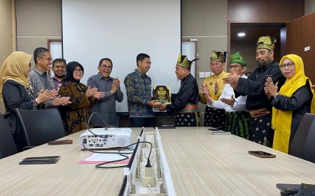 LAMR Menyerahkan Usulan Perwujudan Daerah Istimewa Riau ke DPR dan DPD