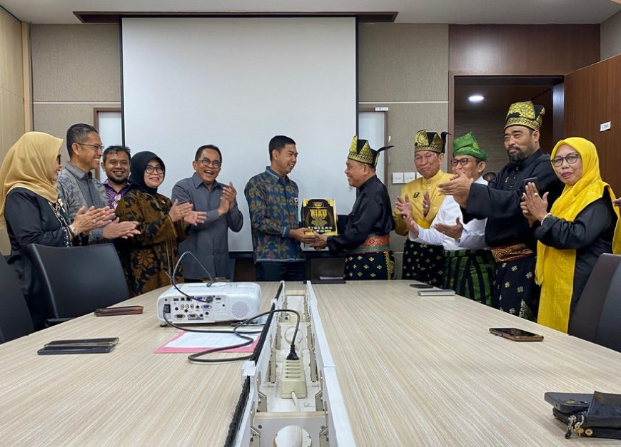 LAMR Menyerahkan Usulan Perwujudan Daerah Istimewa Riau ke DPR dan DPD