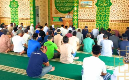 Sholat Jumat Petugas Dan Warga Binaan di Lapas Narkotika Rumbai