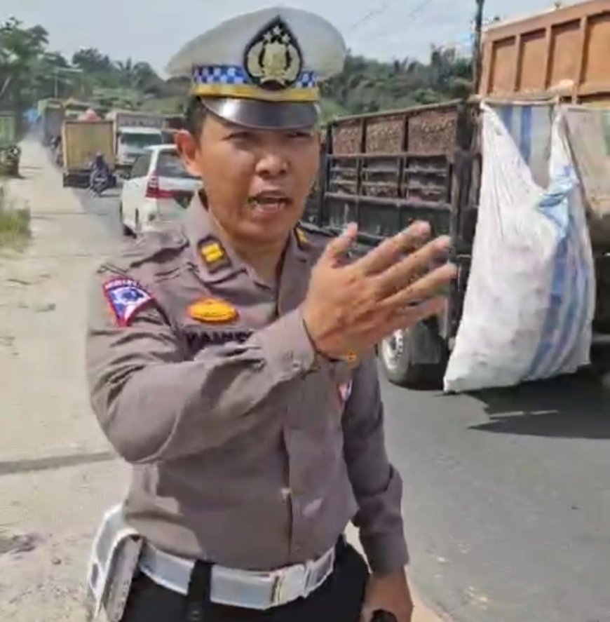 Tim Raicet Satlantas Polresta Pekanbaru Urai Kemacetan di Jalan Garuda Sakti