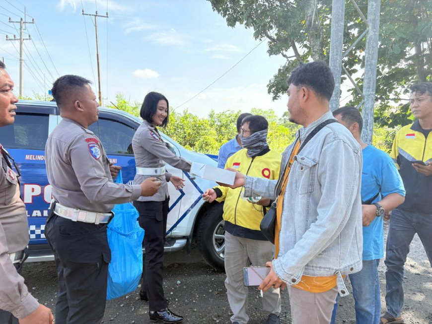 Ju'mat Barokah, Ditlantas Polda Bagikan Nasi Kotak Jelang Operasi Zebra Lancang Kuning 2025